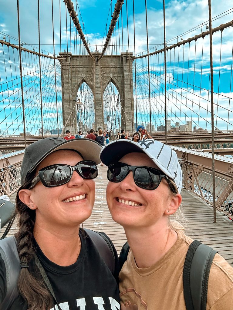 Emy et Cha sur le Brooklyn Bridge