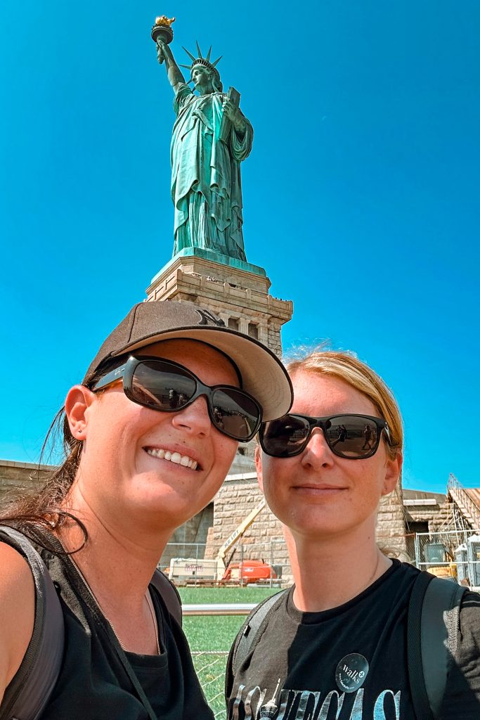 Emy et Cha devant la Statue de la Liberté