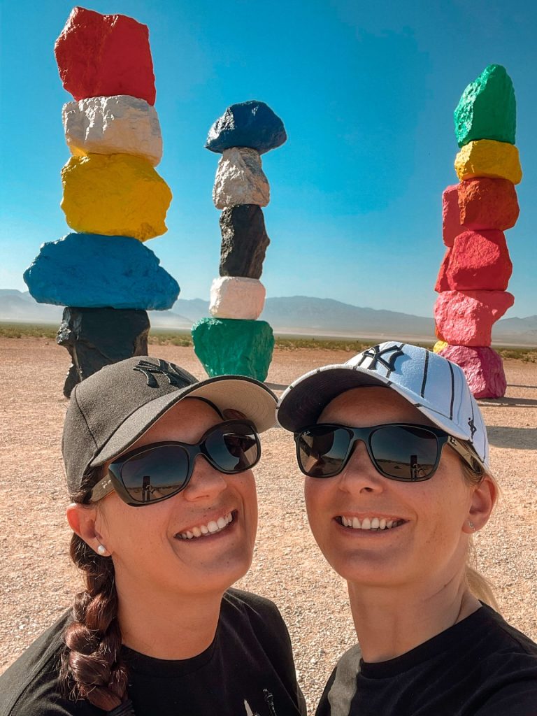 Emy et Cha - Seven Magic Mountains