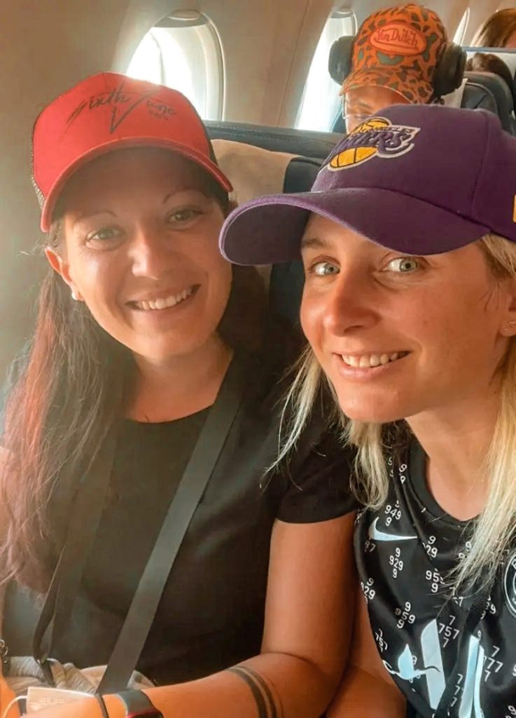 Emy et Cha dans l'avion prêt à décoller pour les Etats-Unis