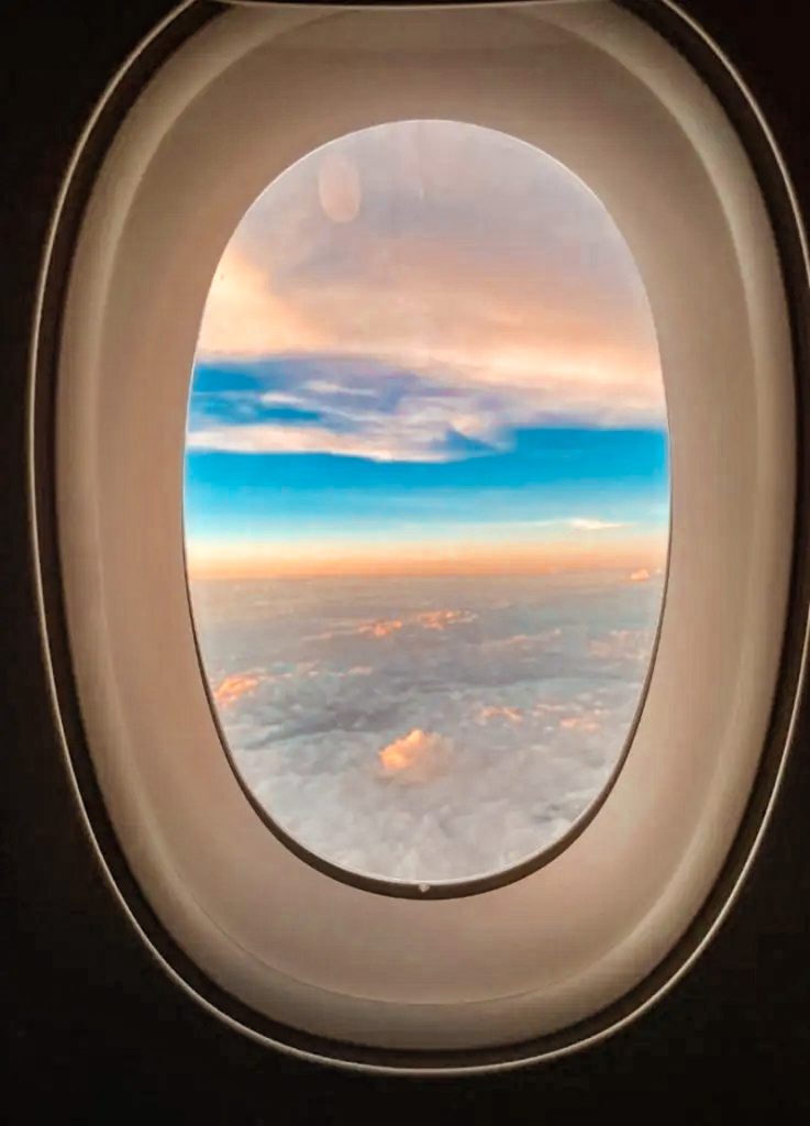 Hublot de l'avion en plein vol pour les Etats-Unis