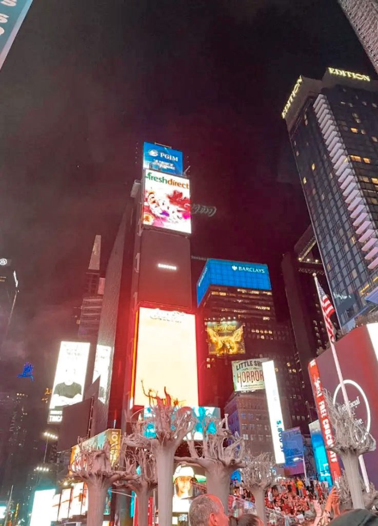 Times Square en vue piéton avec les grands buildings