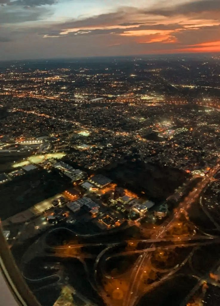 Vue du ciel de nuit de la ville de New York à travers l'avion