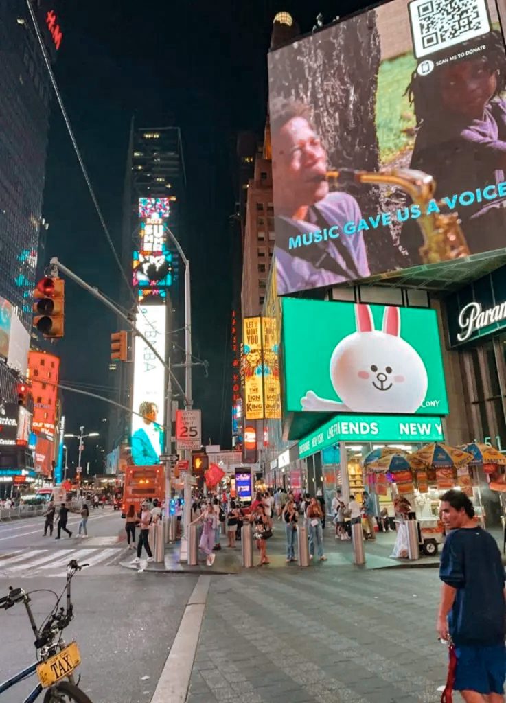 Times Square de nuit avec la foule