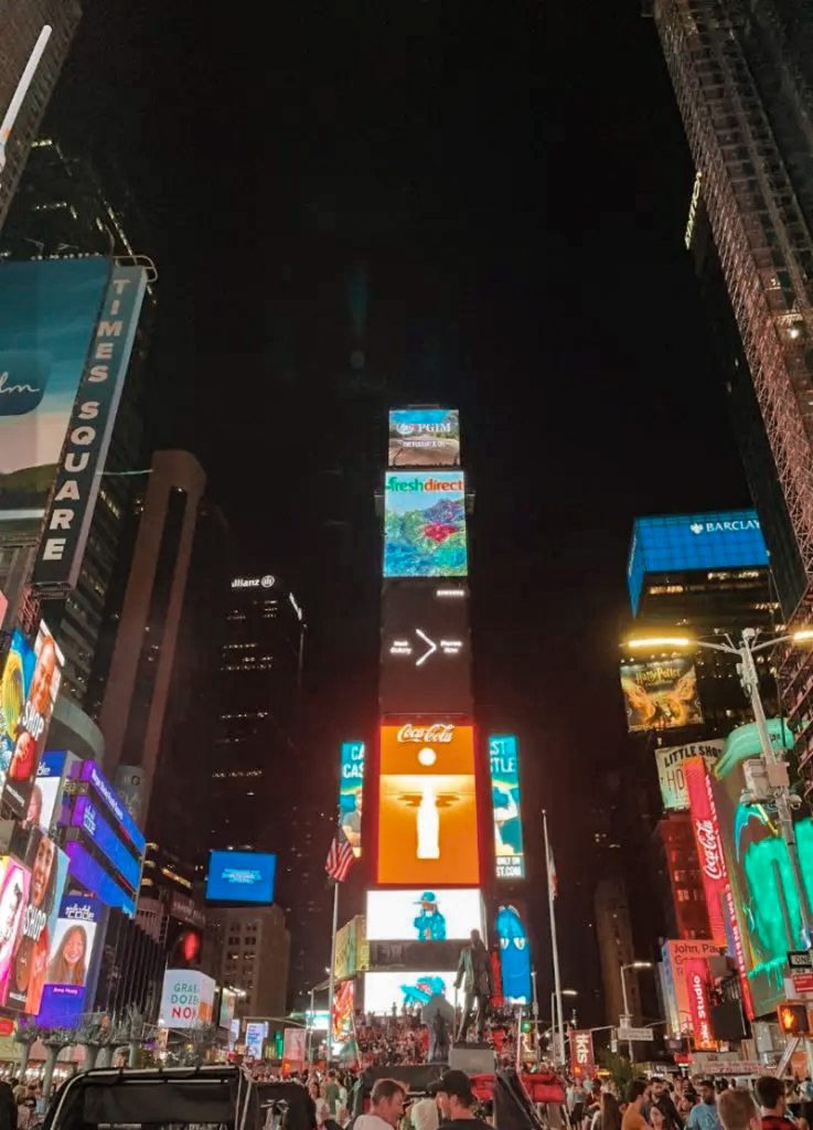 Times Square de nuit avec les écran géant partout