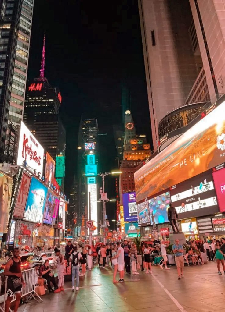 Times Square de nuit avec la foule