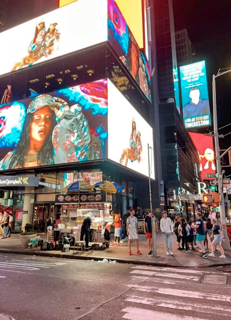 Times square de nuit avec les écrans géants