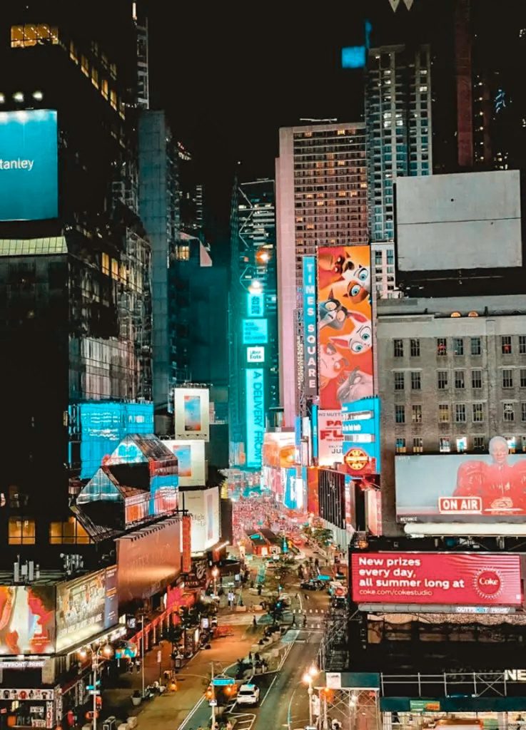 Times Square vue de notre fenêtre d'hôtel de nuit