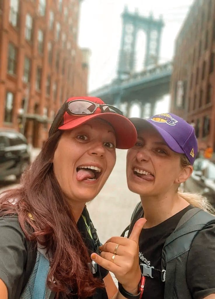 Emy et Cha devant le Manhattan Bridge