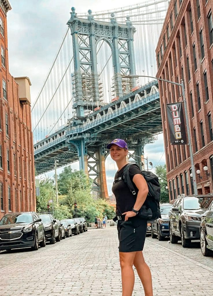 Emy qui pose devant le Manhattan Bridge