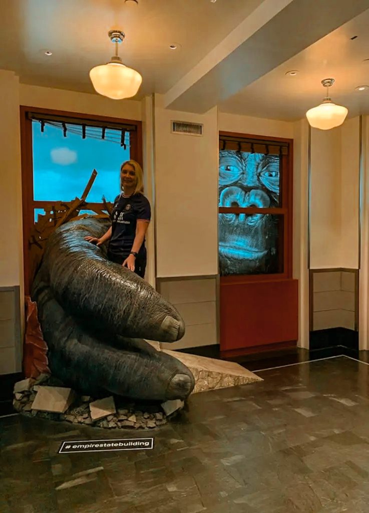 Emy avec King Kong - Empire State Building