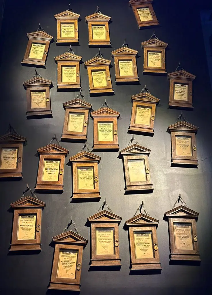 Décrêt Dolores Ombrage - Studios Harry Potter