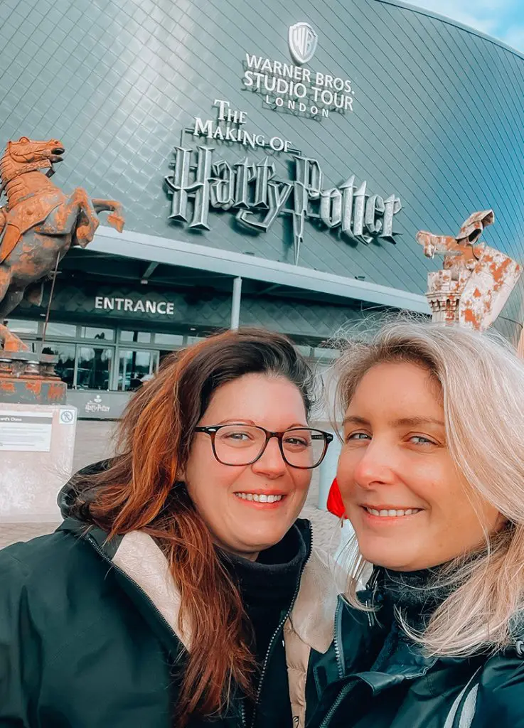 Emy et Cha devant Studios Harry Potter