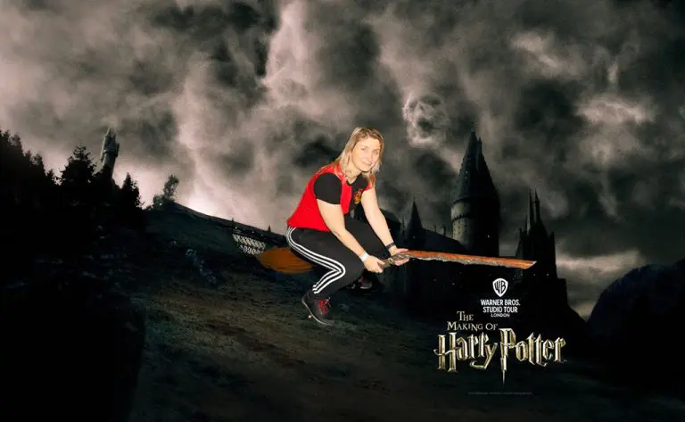 Emy sur son balai - Studios Harry Potter