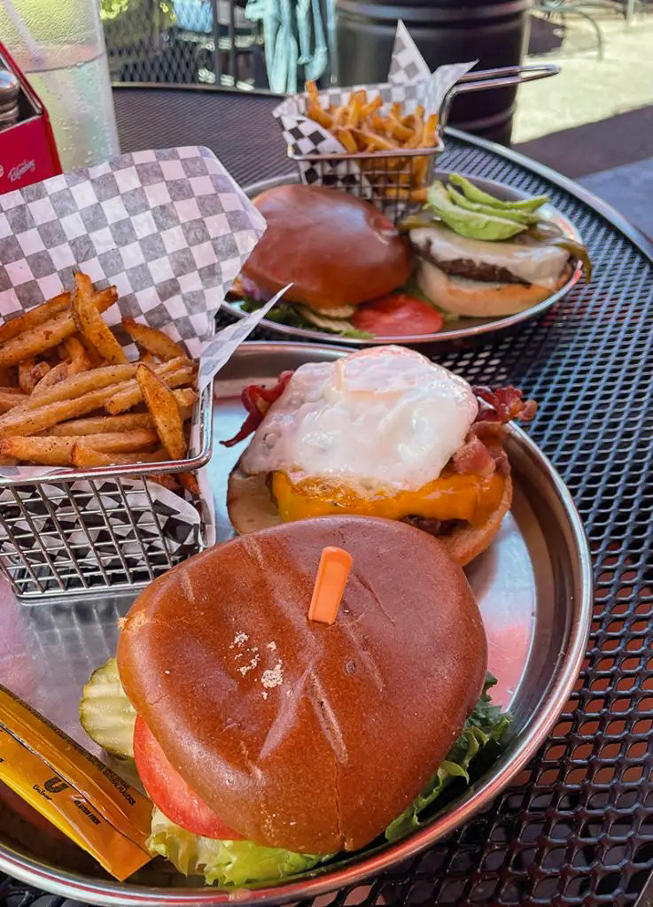 Burgers de Cruiser's Café 66 Bar & Grill