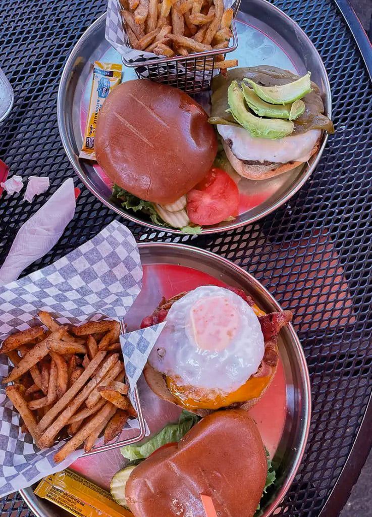 Burgers de Cruiser's Café 66 Bar & Grill