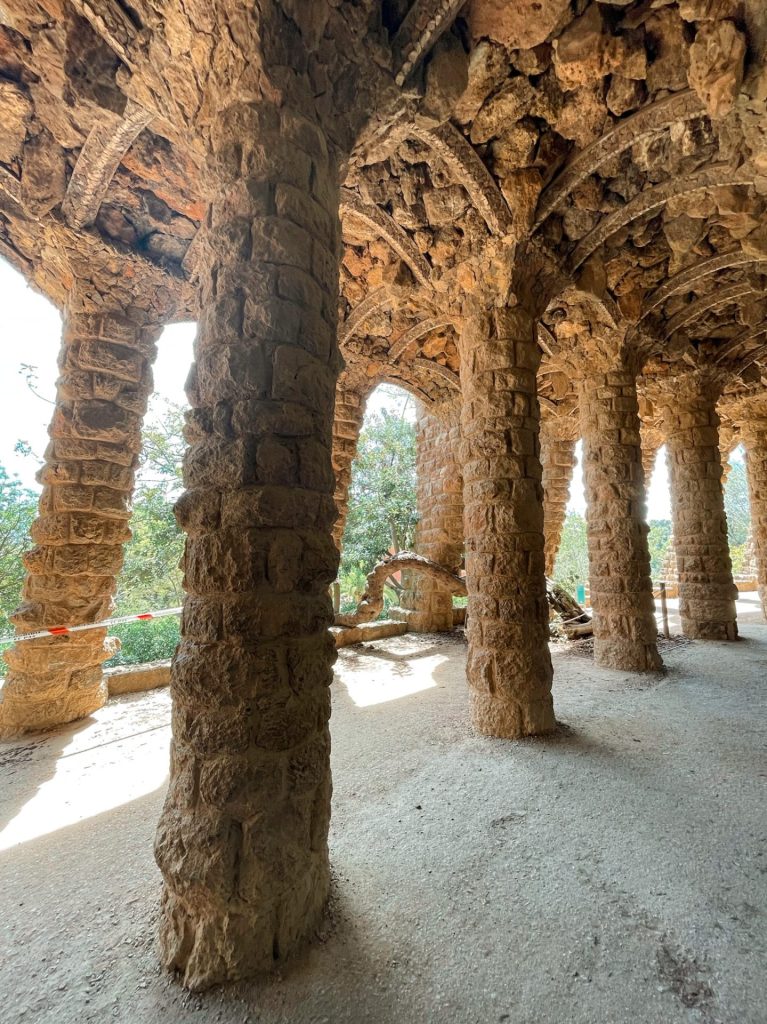 Les allées, les chemins et les viaducs du park güell
