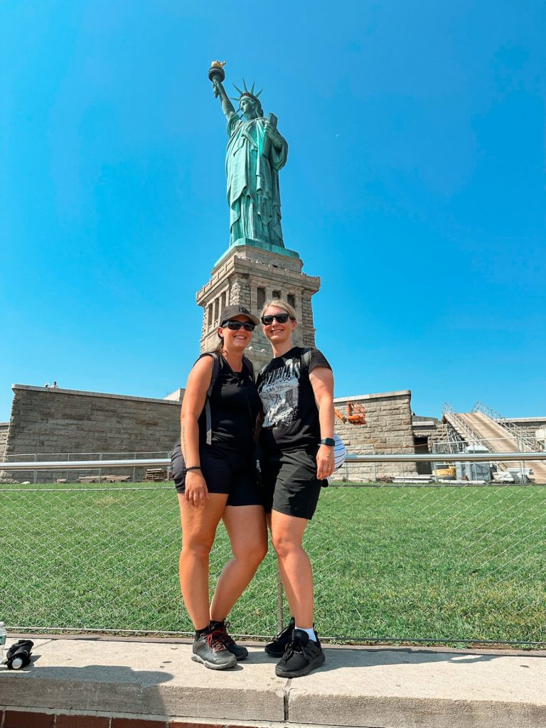 Emy et Cha - Statue de la Liberté - Destination autour du monde