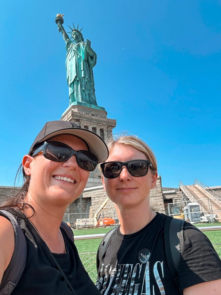 Emy et Cha - Statue de la Liberté - Destination autour du monde