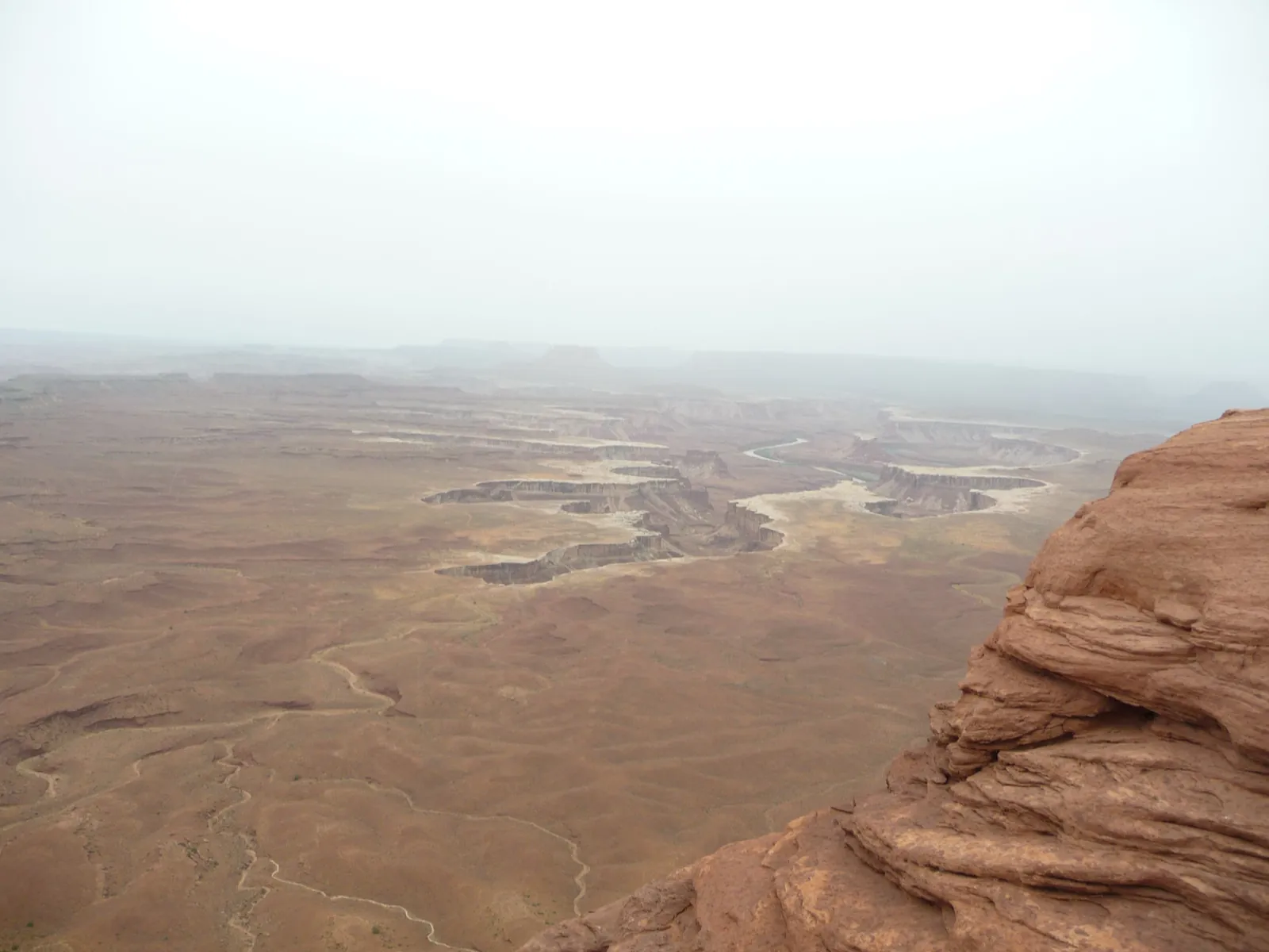 La Green River serpente au fond du bassin, vue depuis le Green River Overlook