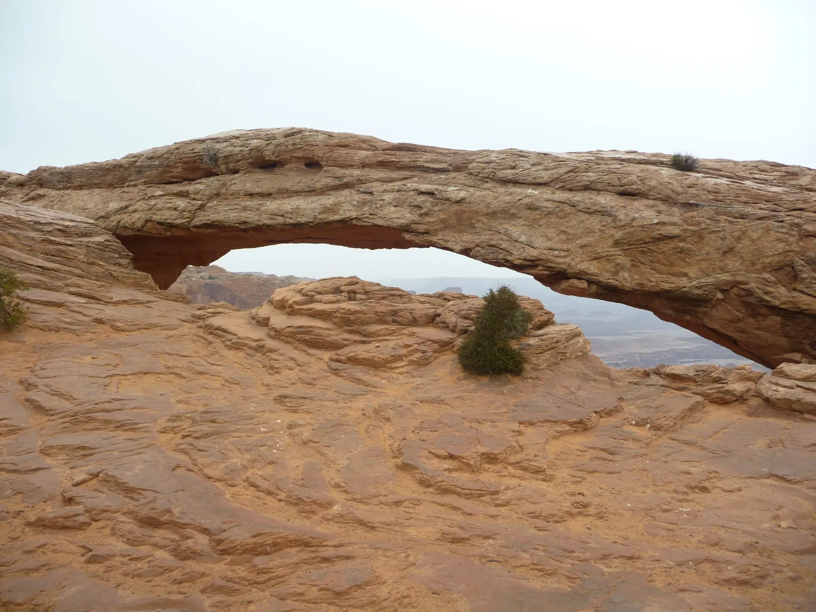 Mesa Arch, posée au bord de la falaise