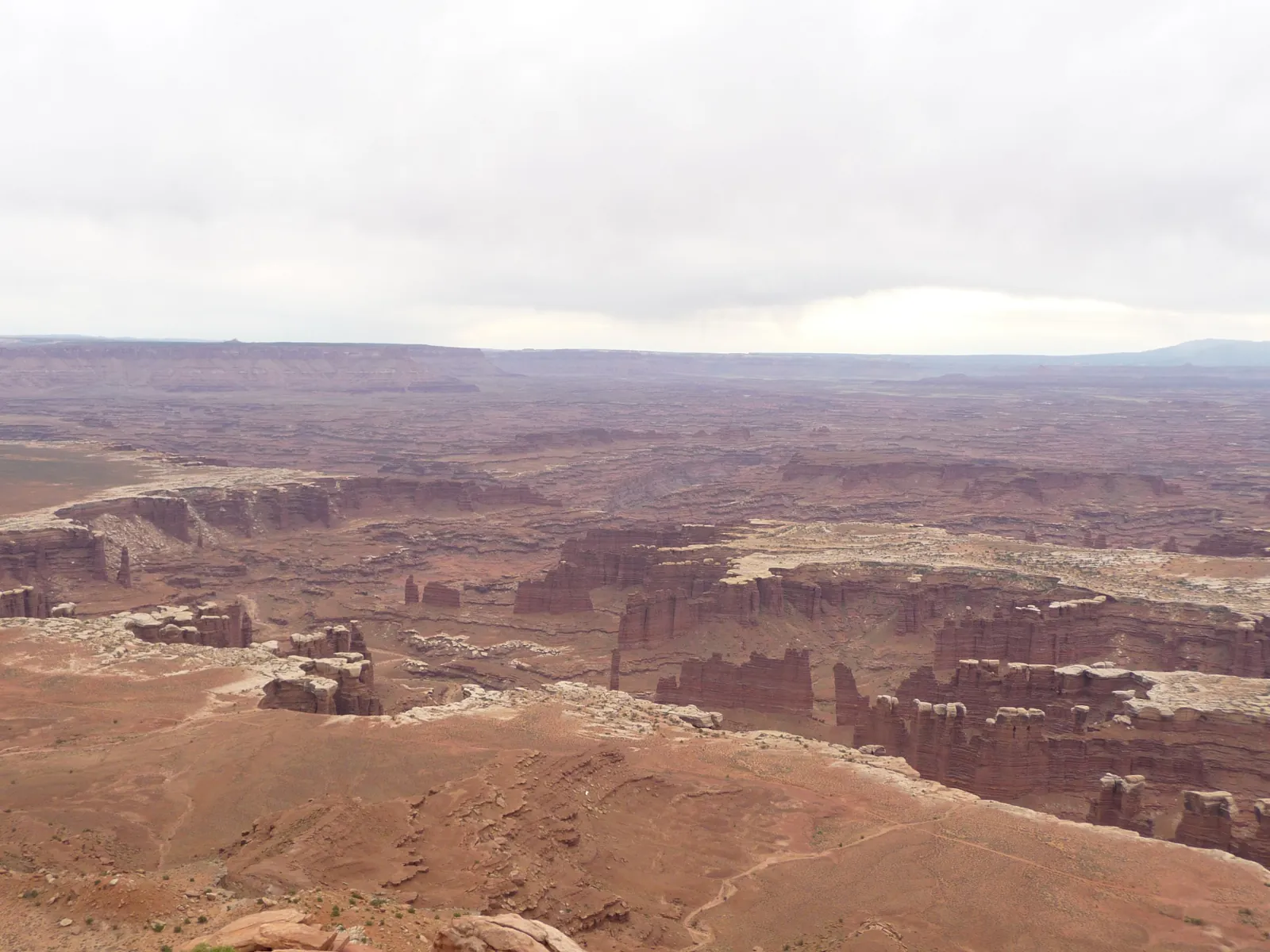 Monument Basin et le rebord blanc de la White Rim