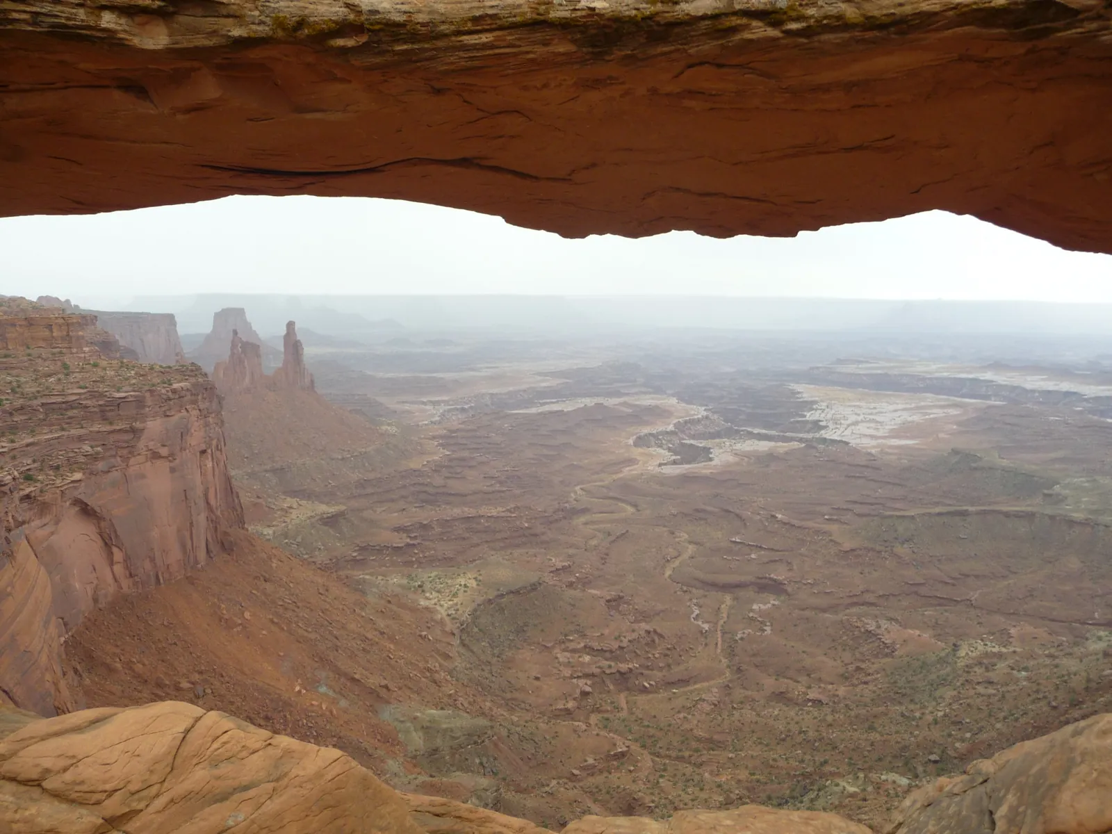 Le canyon et la Washer Woman Arch vus sous Mesa Arch